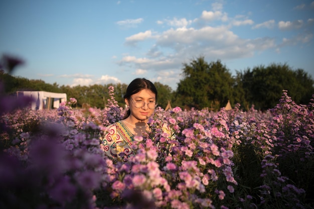 Foto frau lgbtq posiert auf dem blumenpark-gartenfeld