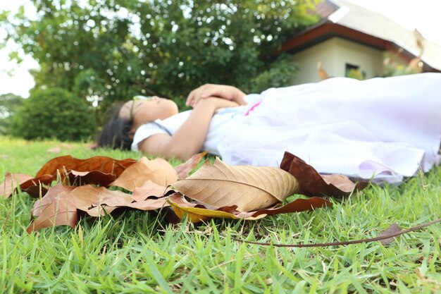 Foto frau liegt auf dem feld