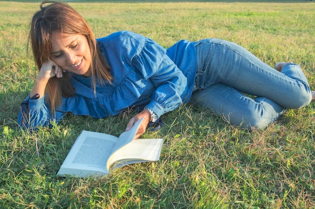 Foto frau liegt auf dem feld