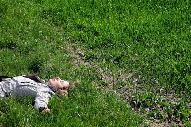 Foto frau liegt auf dem feld