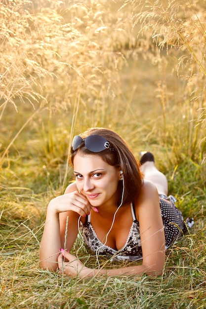 Frau liegt auf Gras