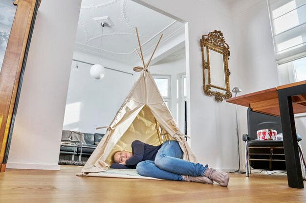 Frau liegt in einem Tipi auf dem Boden