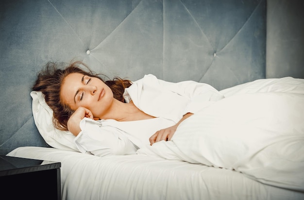 Frau liegt zu Hause auf dem Bett