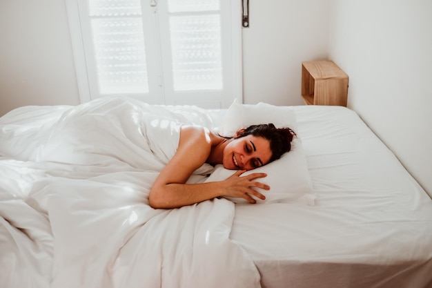 Frau liegt zu Hause im Bett