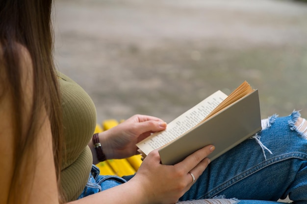 Frau liest Buch auf der Straße