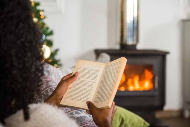 Frau liest Buch im gemütlichen Zimmer