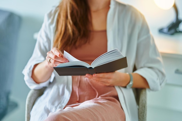 Frau liest Buch