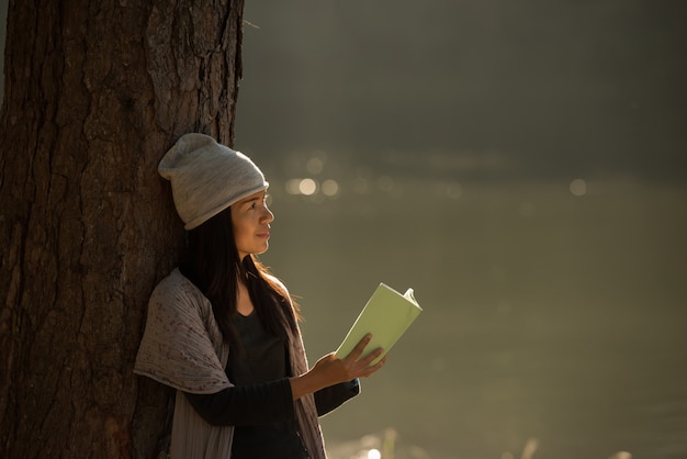 Frau liest ein Buch in der Natur