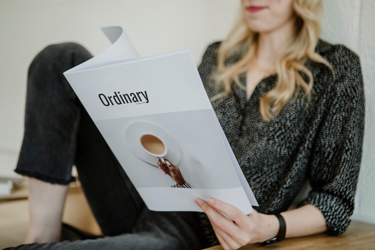 Foto frau liest eine gewöhnliche zeitschrift