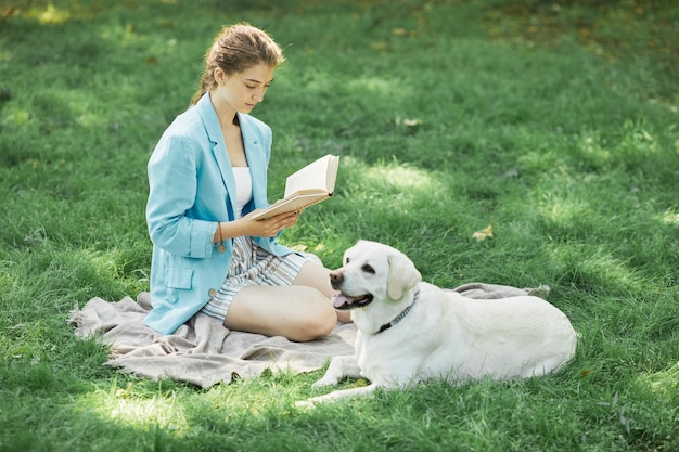 Frau liest im Park