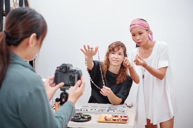 Frau macht DIY Video