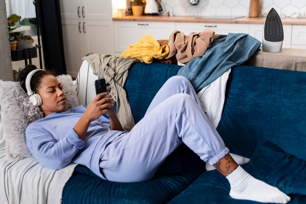 Foto frau macht eine pause vom hausputz