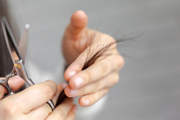 Frau macht einen Haarschnitt