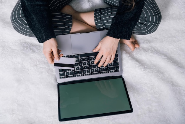 Frau macht Einkaufen über das Internet mit ihrem Laptop