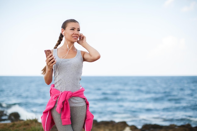 Frau macht Fitness im Freien