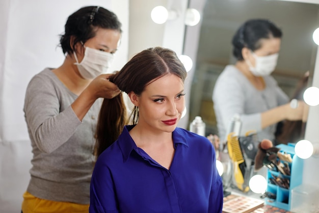 Frau macht Frisur im Salon