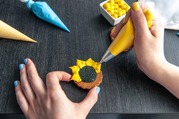 Frau macht Lebkuchen-Sonnenblumen-Lebkuchen-Design-Workshop