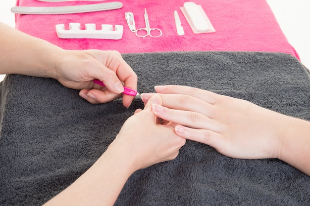 Frau macht Nagelmaniküre