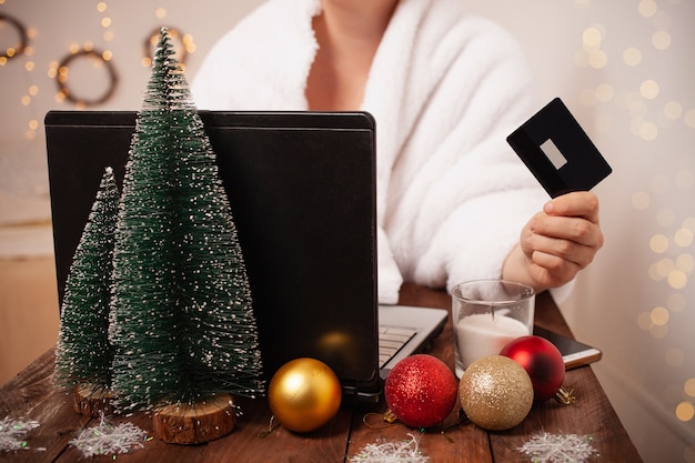 Frau macht Online-Shopping für Weihnachten