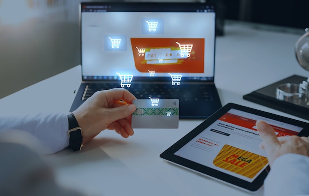 Frau macht Online-Shopping mit Kreditkarte und Laptop Digitales Einkaufskonzept