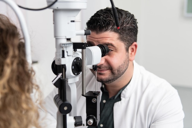 Frau macht Sehtest mit Optometristen in der Arztpraxis