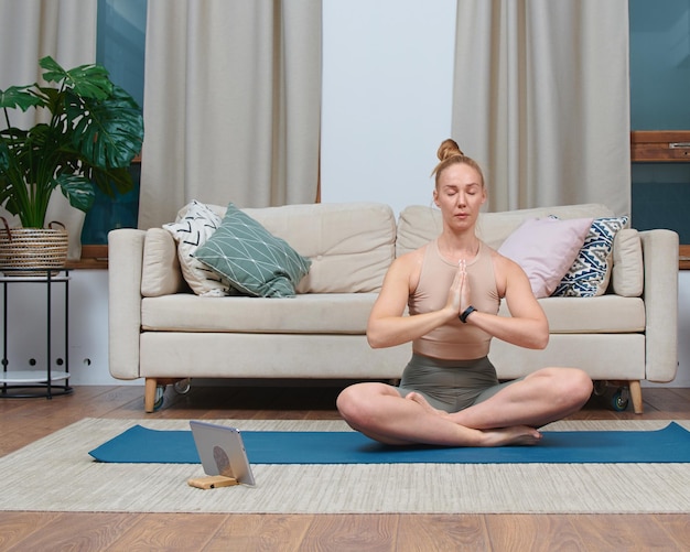 Frau macht seitenwinkel-yoga-asanas zu hause