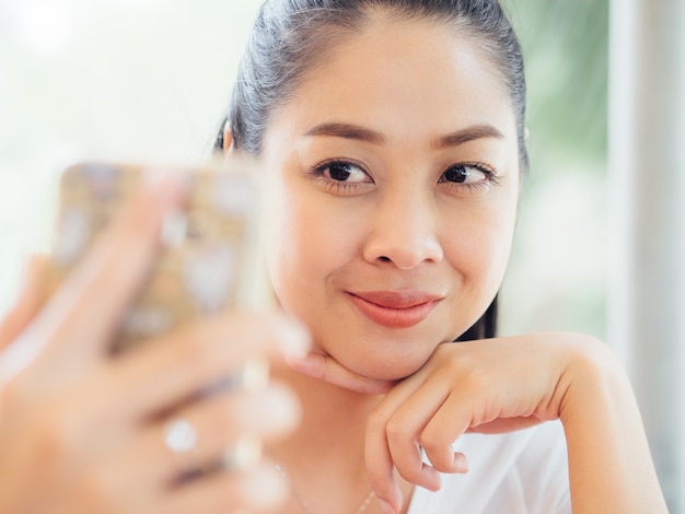 Frau macht Selfie Foto.