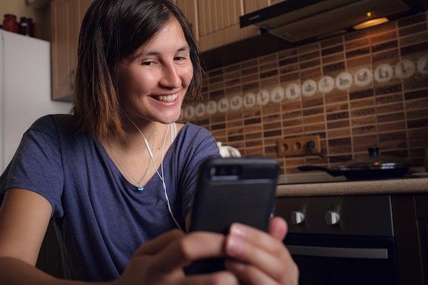 Frau macht Videoanruf mit Freunden und Eltern