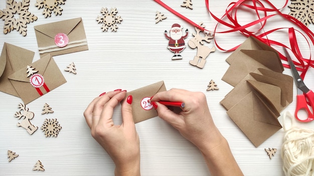 Frau macht Weihnachts-Adventskalender für Kinder.