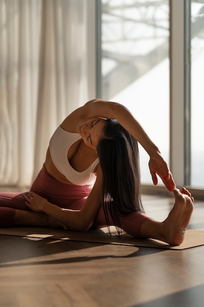 Foto frau macht yoga-pose voller schuss