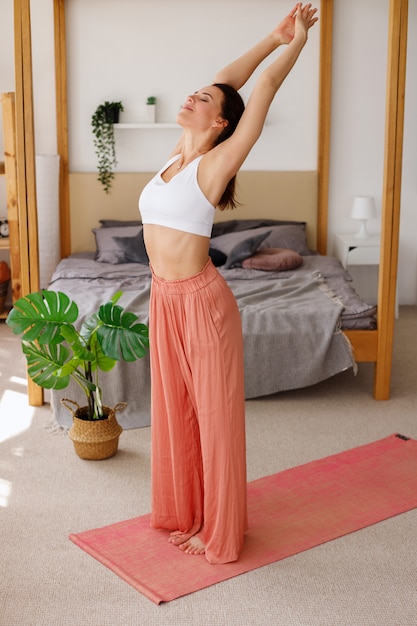 Frau macht Yoga zu Hause.