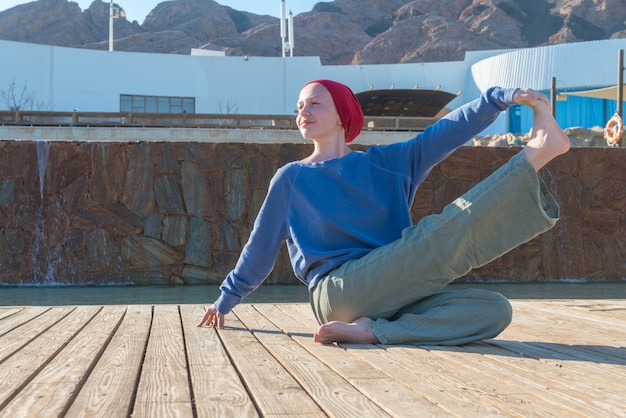 Frau macht Yoga