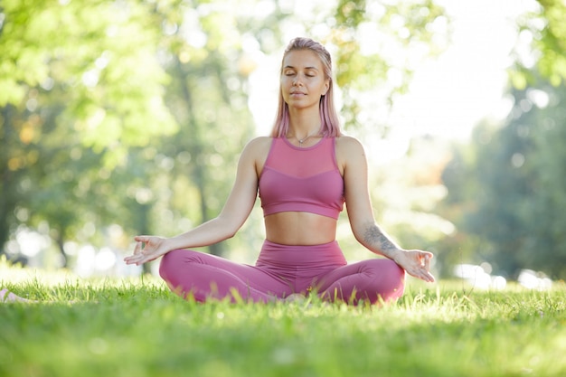 Frau macht Yoga