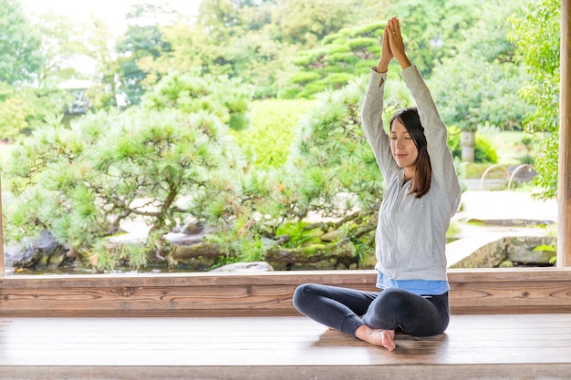 Frau macht Yoga