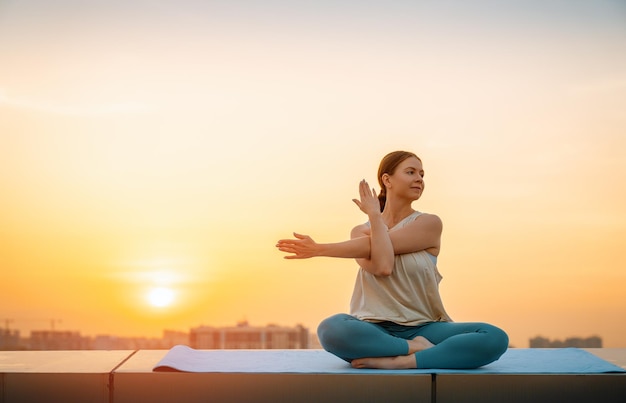 Frau macht Yoga