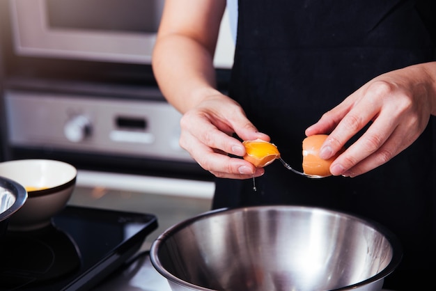 Frau Mädchen Bäcker in der Küche kochen Schneebesen Ei zu Schüssel