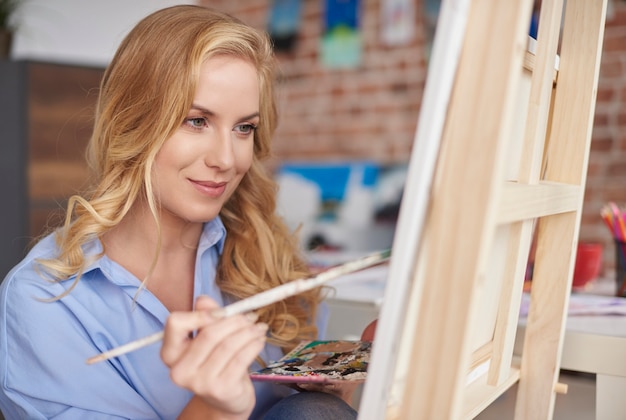 Foto frau malt im künstleratelier