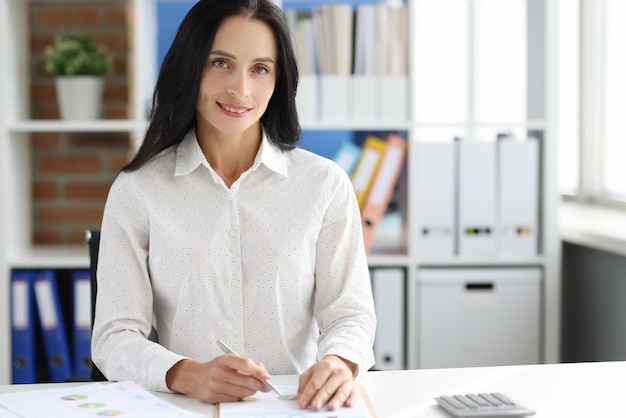 Frau Manager Beraterin am Arbeitsplatz im Büro Geschäftsfrau und SEO im Geschäftskonzept