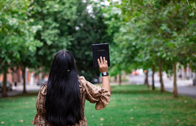 Foto frau mann hand hoch heilige bibel hoffnung beleuchtung