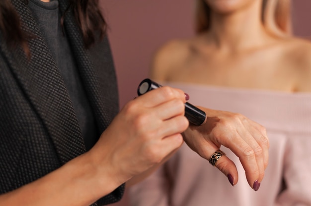 Frau Maskenbildner testen Schattierungen von Bronzer Swatch für Gesichtsskulptur auf ihrer Hand