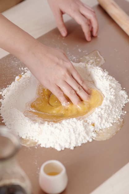 Frau mischt Zutaten für Mooncake Dough