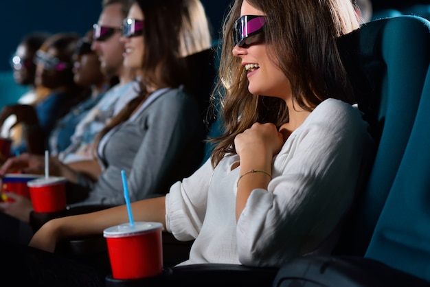 Frau mit 3D-Brille lachend beim Ansehen eines Films