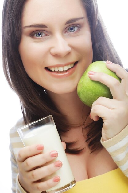 Frau mit Apfel und einem Glas Milch