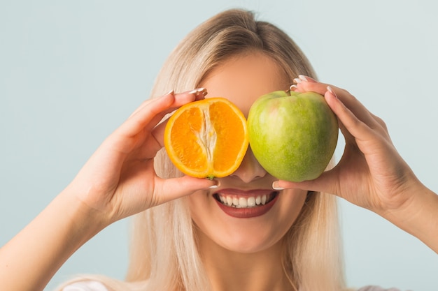 Frau mit Apfel und Orange
