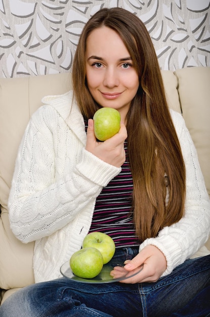 Frau mit Apfel