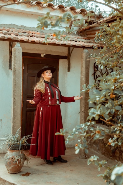 Frau mit argentinischem Gaucho-Outfit