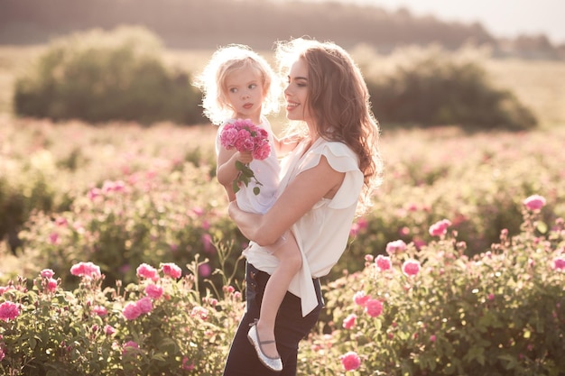 Frau mit Babymädchen im Rosenfeld