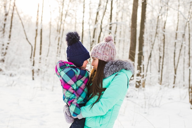 Frau mit Babymädchentochter im Winter