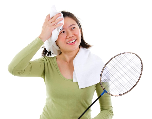 Foto frau mit badminton-rackette steht vor weißem hintergrund