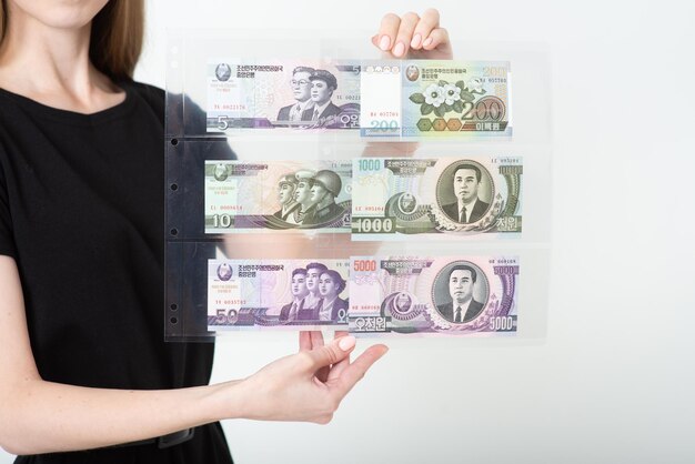 Foto frau mit banknotennahaufnahme